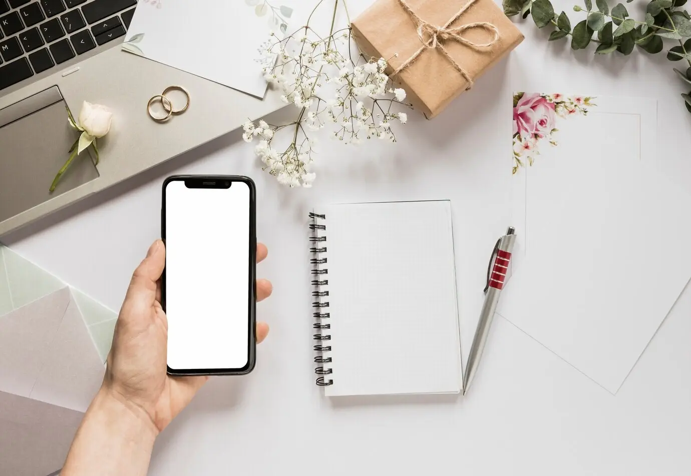 Телефон с блокнотом и подарком